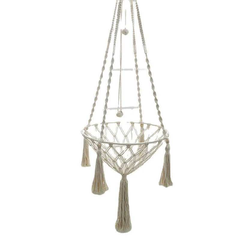 Hamac suspendu en macramé pour chat, vu seul sur fond blanc