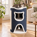 Chat tigré allongé au sommet de la tour cabane gris-bleu dans un salon lumineux