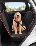 Golden retriever attaché avec la ceinture de sécurité pour chien sur une housse de banquette noire